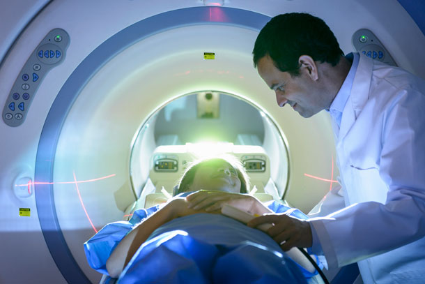Médico con paciente durante resonancia magnética