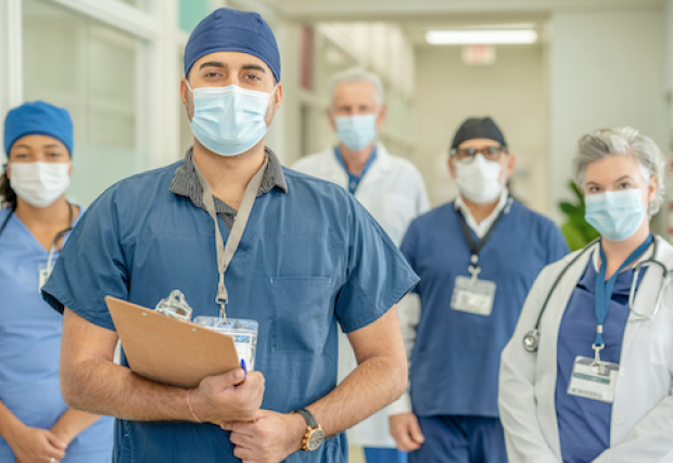 Profesionales médicos con mascarillas