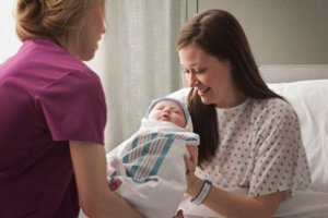 Mamá y bebé en el hospital con enfermera